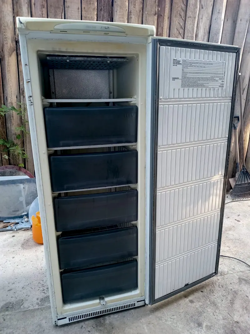 Freezer vertical branco, aberto, com cinco gavetas